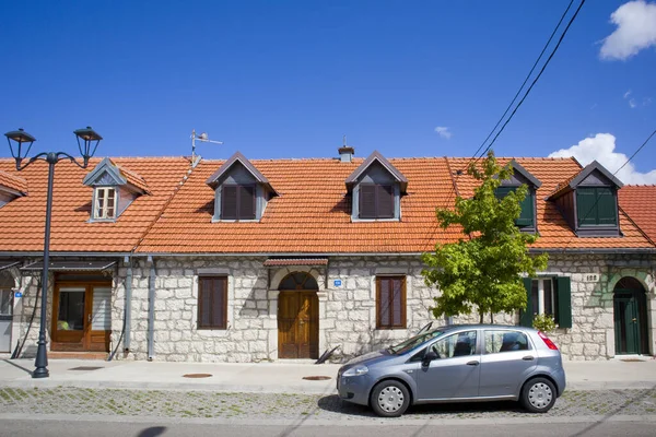 Karadağ 'ın Cetinje kentinde ana cadde boyunca eski taş evler
