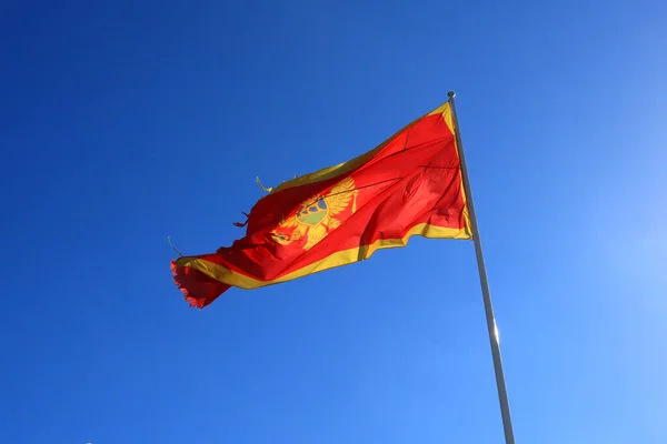 Bandeira Montenegro Frente Céu Azul — Fotografia de Stock