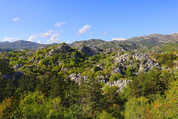 Karadağ 'ın güneşli bir günde Çetince' de dağlarla çevrili manzara