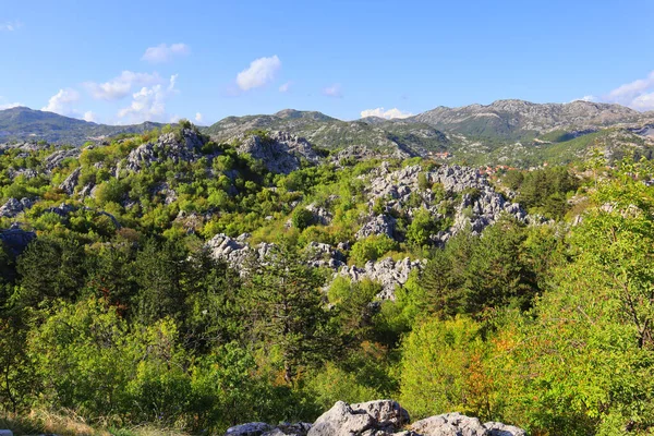 Karadağ 'ın güneşli bir günde Çetince' de dağlarla çevrili manzara