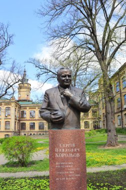 Ukrayna 'nın Kyiv kentindeki Politeknik Enstitüsü' nde Sergei Korolev Anıtı