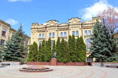 Ukrayna 'nın Kyiv kentindeki Politeknik Enstitüsü' nde Evgeny Paton Anıtı