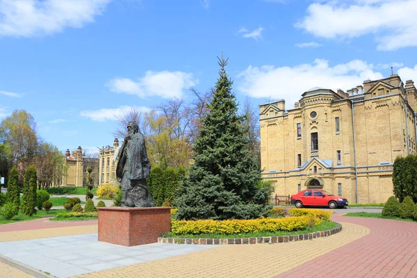 Ukrayna 'nın Kyiv kentindeki Politeknik Enstitüsü' nde Çinli filozof Konfüçyüs anıtı