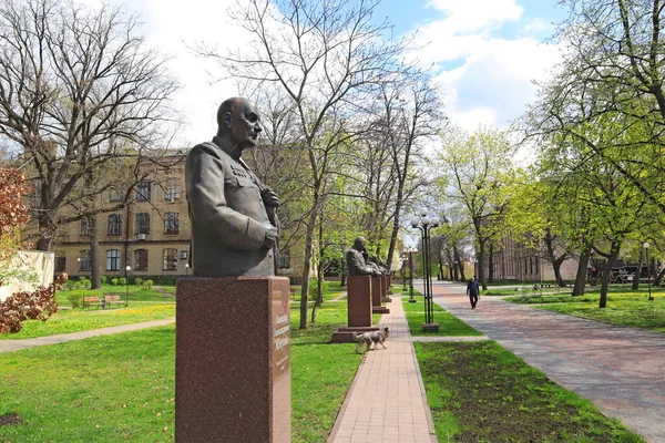 Ukrayna, Kyiv 'deki Politeknik Enstitüsü' nde Alexander Mikulin Anıtı