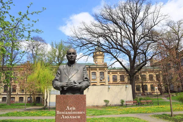 Monument Lev Lyulyev Polytechnic Institute Kyiv Ukraine — стокове фото