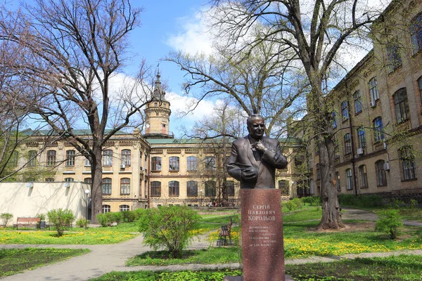 Monument to Sergei Korolev in Polytechnic Institute in Kyiv, Ukraine — Fotografia de Stock
