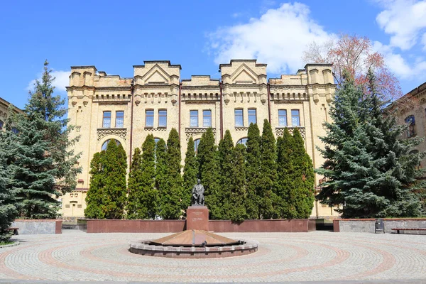 Ukrayna 'nın Kyiv kentindeki Politeknik Enstitüsü' nde Evgeny Paton Anıtı