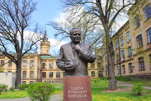 Ukrayna 'nın Kyiv kentindeki Politeknik Enstitüsü' nde Sergei Korolev Anıtı