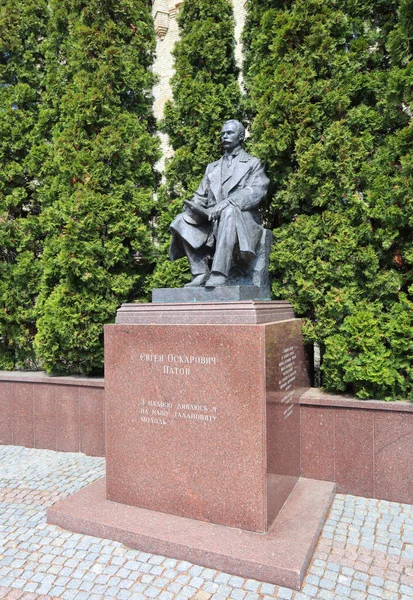 Ukrayna 'nın Kyiv kentindeki Politeknik Enstitüsü' nde Evgeny Paton Anıtı