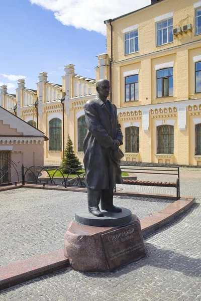 우크라이나 키프에 테크닉 연구소의 이고르 이바노비치 시코르스키 기념비 — 스톡 사진