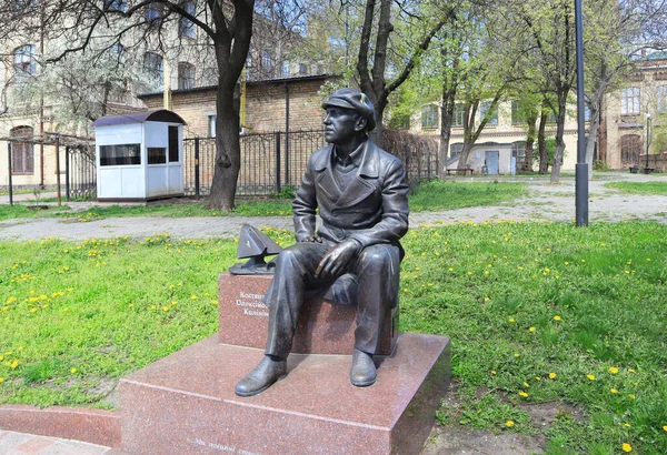 Ukrayna 'nın Kyiv kentindeki Politeknik Enstitüsü' nde Konstantin Alekseevich Kalinin anıtı