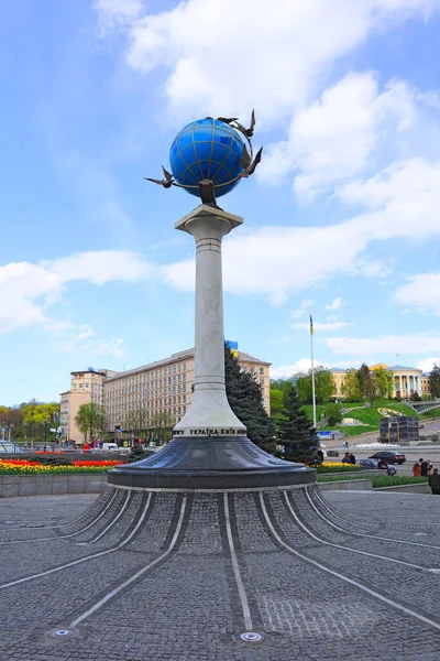 ウクライナのキエフにある記念碑グローブ — ストック写真