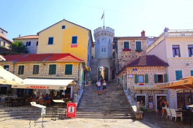 Herceg Novi, Karadağ - 15 Eylül 2021. Karadağ 'ın Herceg Novi kentindeki Sat-Kula Saat Kulesi