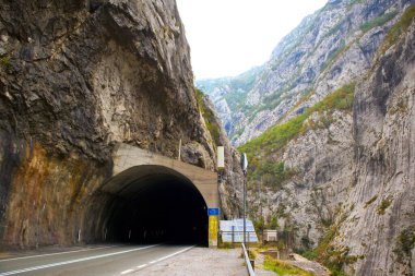 Karadağ 'ın dağlarından geçen yol