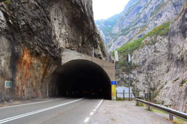 Karadağ 'ın dağlarından geçen yol