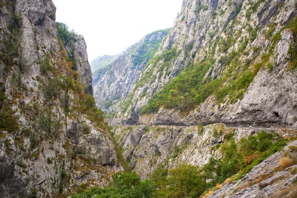 Karadağ 'ın dağlarındaki kanyon ve yol manzarası