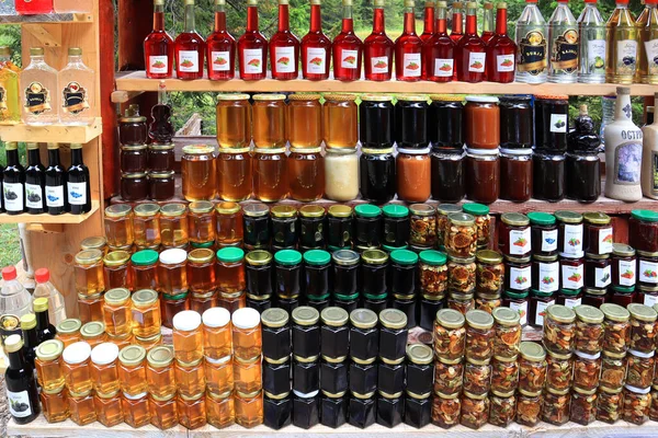  Karadağ 'daki Durmitor Ulusal Parkı' nda ballı hediyelik eşya tezgahı