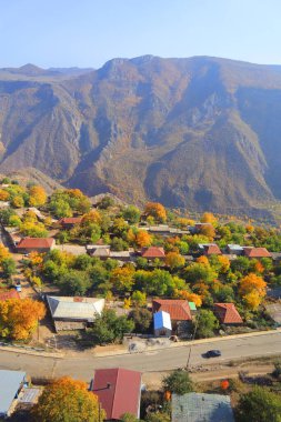 Ermenistan 'daki Tatev Manastırı yakınlarındaki dağlarla manzara