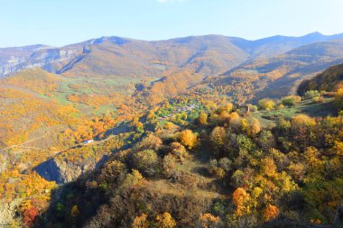 Ermenistan 'daki Tatev Manastırı yakınlarındaki dağlarla manzara