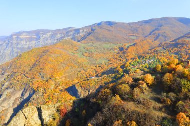 Ermenistan 'daki Tatev Manastırı yakınlarındaki dağlarla manzara