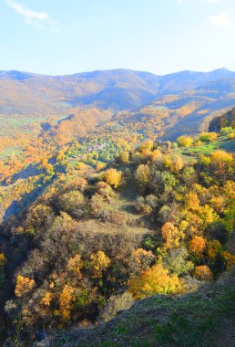 Ermenistan 'daki Tatev Manastırı yakınlarındaki dağlarla manzara