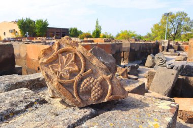 Ermenistan 'daki Zvartnos tapınağındaki antik sütunun parçalarına yakından bak.