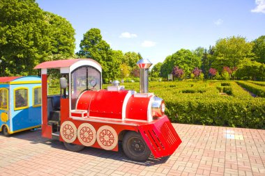 Kyiv, Ukrayna 'da güneşli bir günde parktaki çocuklar için kırmızı tren