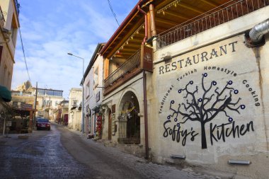 Goreme, Türkiye - 15 Mart 2022. Goreme, Kapadokya, Türkiye 'deki Türk restoranına bak