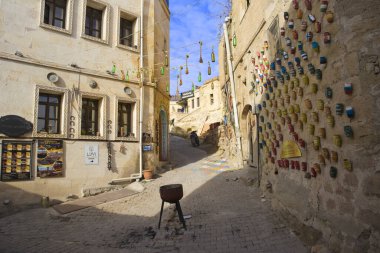 Goreme, Cappadocia, Türkiye 'deki eski evler ve oteller