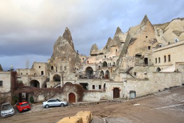 Goreme, Cappadocia, Türkiye 'deki eski evler ve oteller