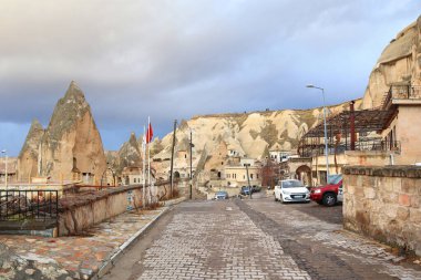 Goreme, Cappadocia, Türkiye 'deki eski evler ve oteller