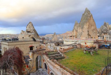 Goreme, Cappadocia, Türkiye 'deki eski evler ve oteller