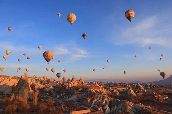 Paisagem Montanhosa Com Balões Goreme Capadócia Turquia — Fotografia de Stock