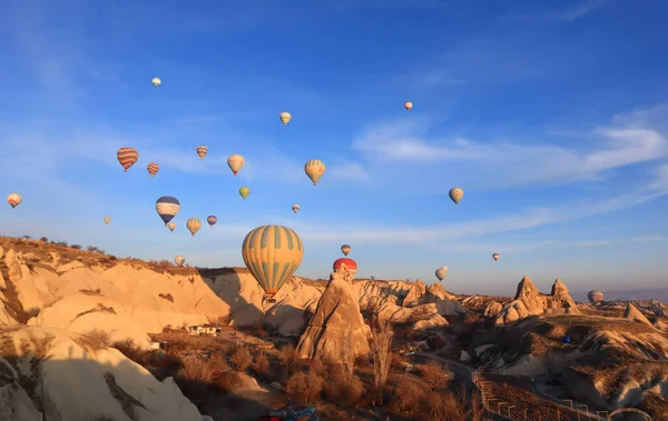 Ορεινό Τοπίο Αερόστατα Στο Goreme Καππαδοκία Τουρκία — Φωτογραφία Αρχείου