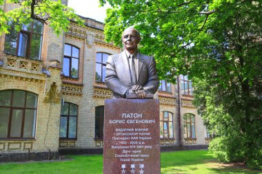 Ukrayna 'nın Kyiv kentindeki Politeknik Enstitüsü' nde Boris Paton Anıtı