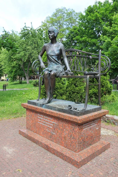 Ukrayna, Kyiv 'deki hayvanat bahçesinde yüzen ördek.