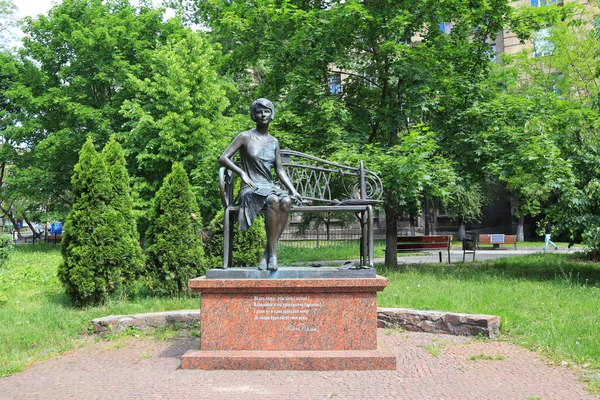 Ukrayna, Kyiv 'deki Politeknik Enstitüsü yakınlarındaki Elena Teliga Anıtı