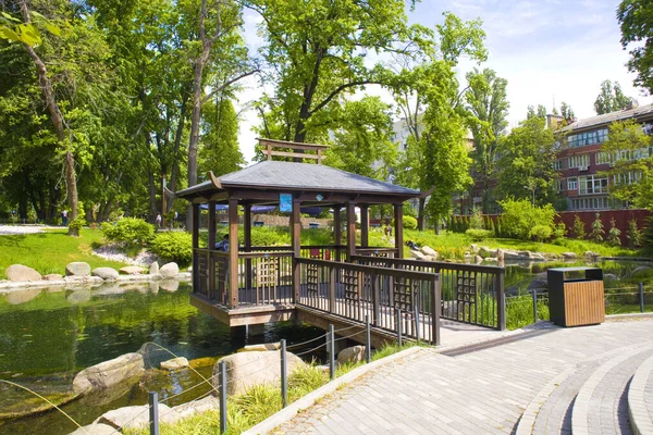 Mirador Oriental Lago Con Carpas Japonesas Zoo Kiev Ucrania — Foto de Stock