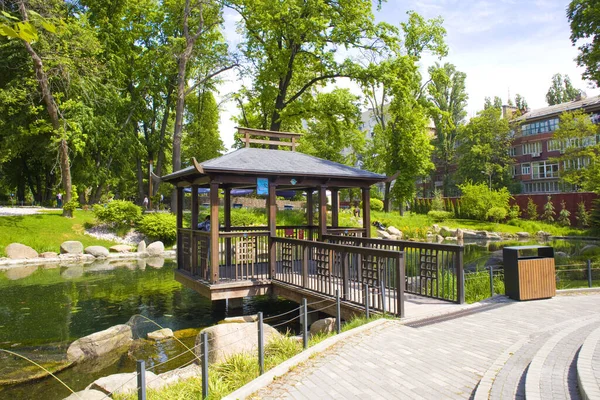 Gazebo Orientale Sul Lago Con Carpe Giapponesi Nello Zoo Kiev — Foto Stock