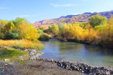 Ermenistan 'da güneşli bir günde dağlarla ve nehirlerle manzara