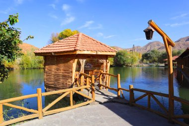 Ermenistan 'da hasır köşkleri olan şirin bir kafe.