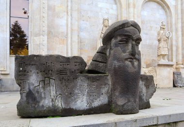 Dilijan, Ermenistan Yerel Lore Müzesi ve Sanat Galerisi yakınlarındaki heykel 