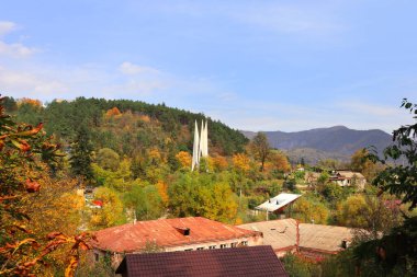 Sonbahar gününde Panorama Dilijan şehri, Ermenistan