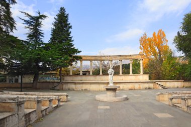 Dilijan, Ermenistan 'da sonbahar zamanında boş bir yaz tiyatrosu