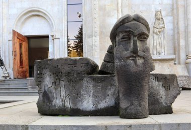 Dilijan, Ermenistan Yerel Lore Müzesi ve Sanat Galerisi yakınlarındaki heykel 