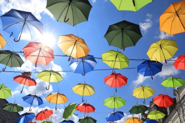 Mavi gökyüzünün önüne 