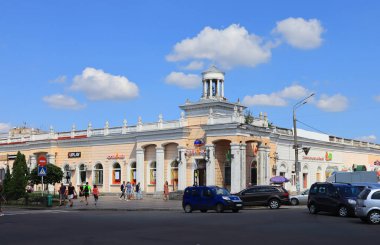  Ukrayna 'nın Zhytomyr kentindeki pazarın kenarlarında muazzam binalar var.
