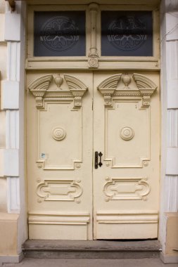 Ukrayna 'nın Kolomyya şehrinde eski ahşap beyaz kapı.