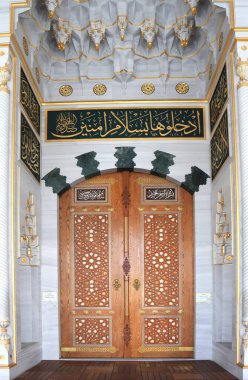 Ankara 'daki Melike Hatun Camii' nin kapısı olan parça