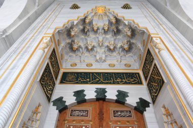 Ankara 'daki Melike Hatun Camii' nin kapısı olan parça